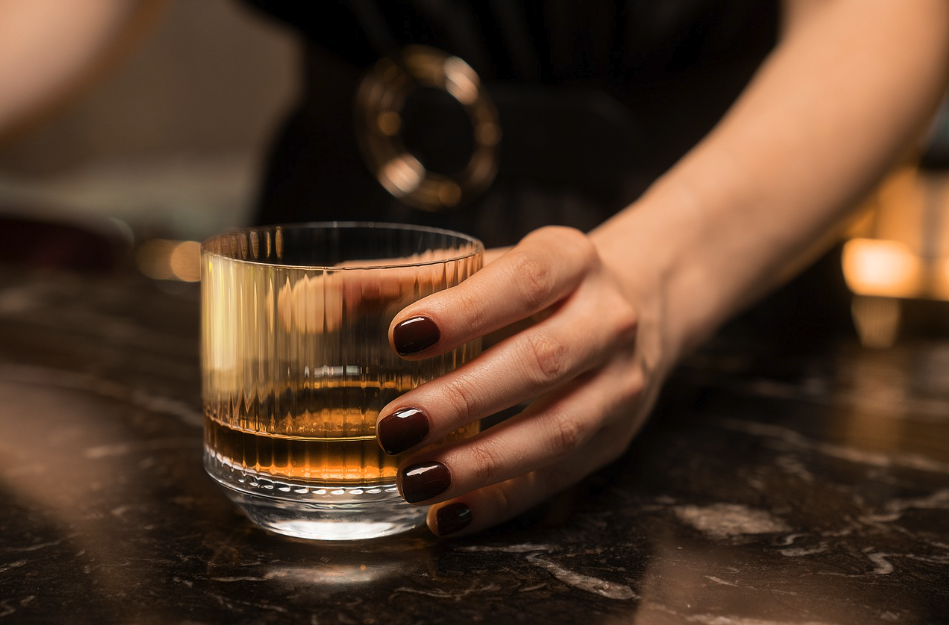 porah s whisky v zenskej ruke